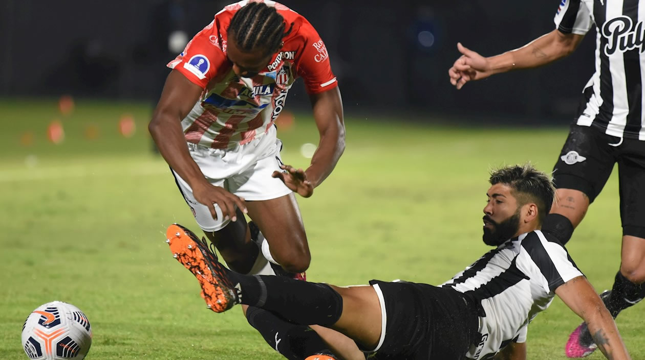 Alexander Barboza enfrentando la marca de Didier Moreno.