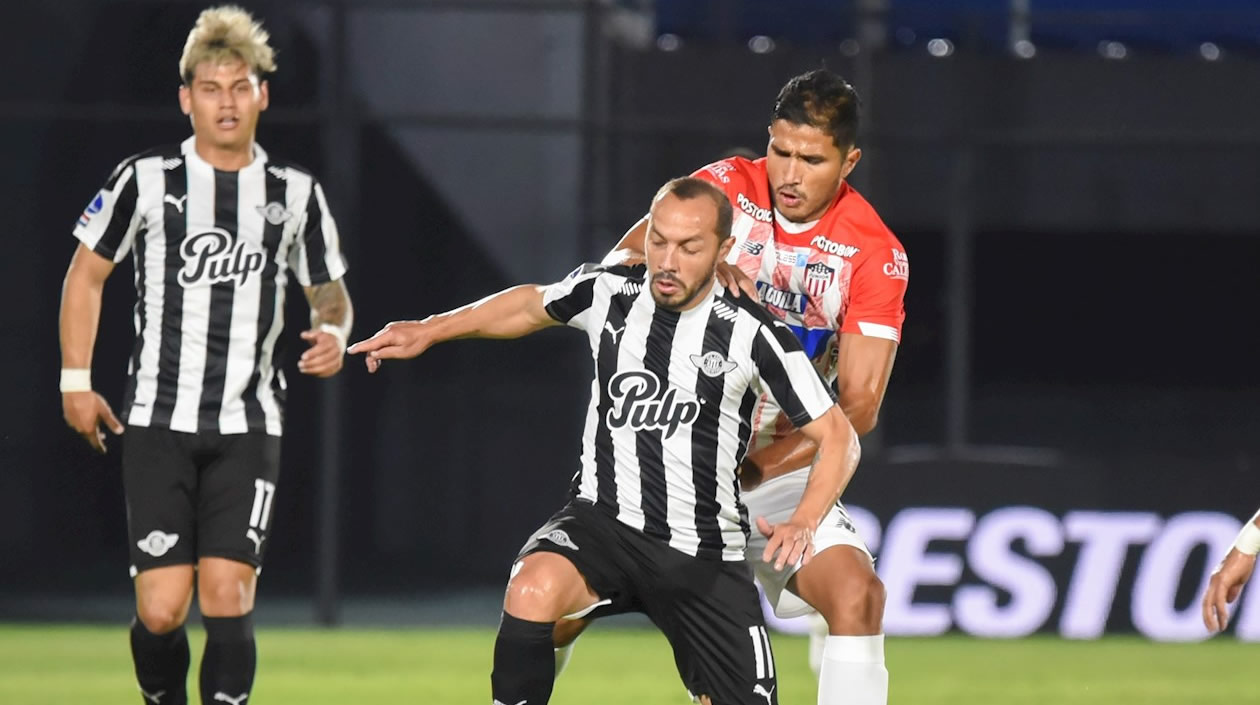 Marcelo Díaz de Libertad ante la marca de Larry Vásquez.