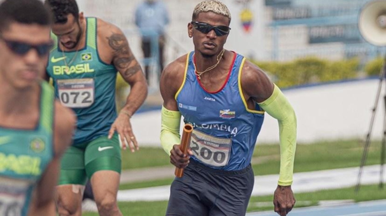 Raúl Mena hace parte del equipo de relevos 4X400.
