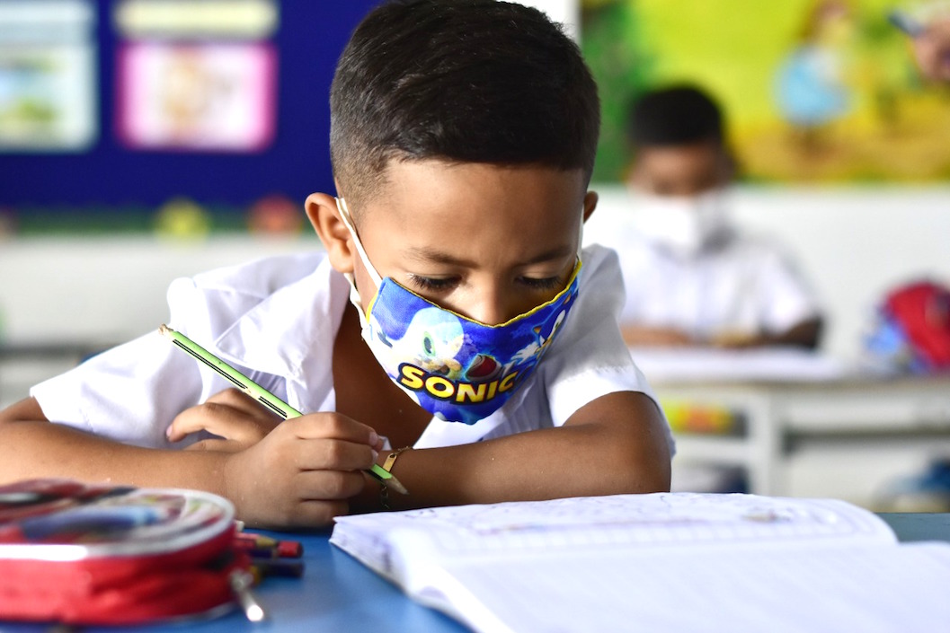 Niños en clase presencial.