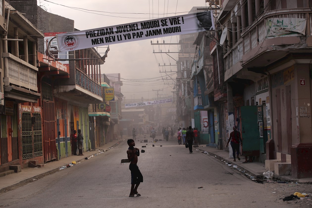 Un hombre es visto durante una jornada de protestas a la vez que se rindieron homenajes al asesinado presidente Jovenel Moise, hoy, en Cap-Haitien (Haití).
