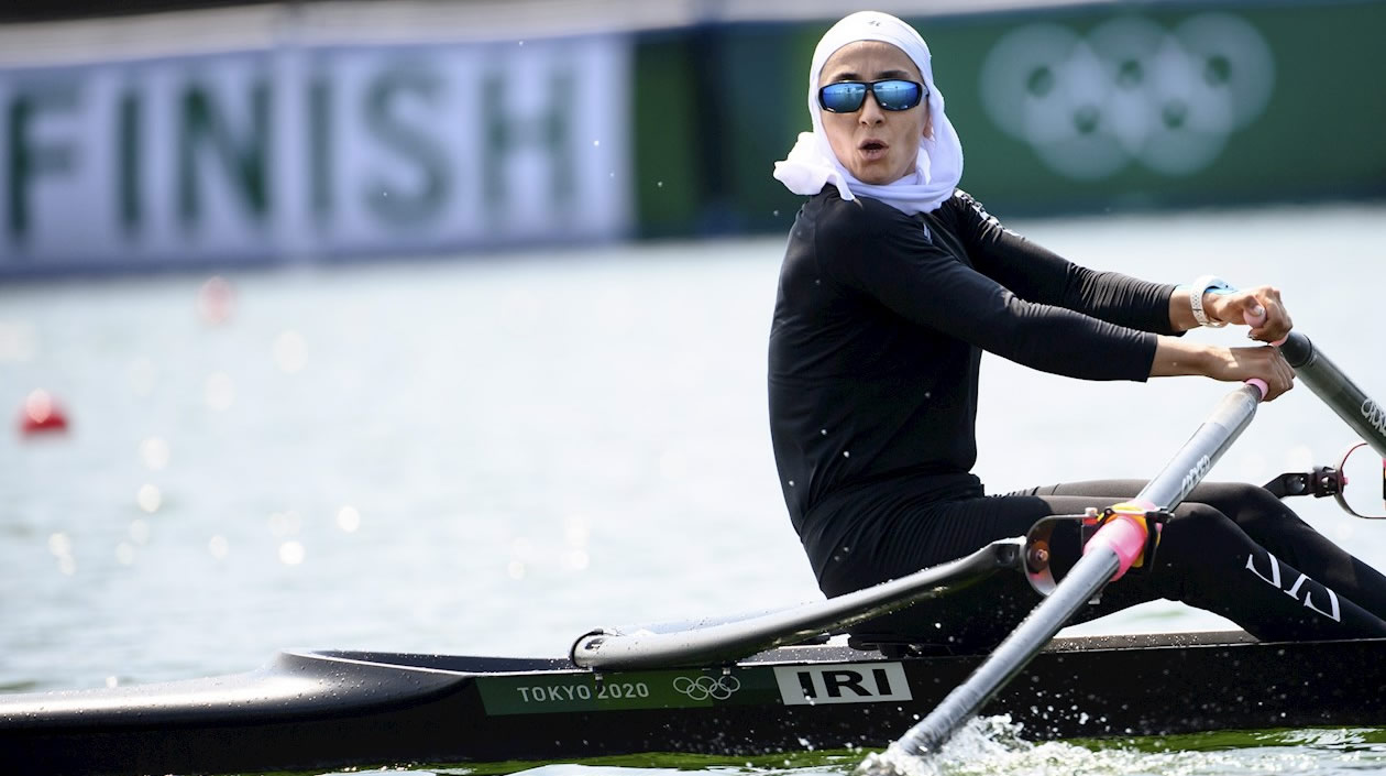 Nazanin Malaei de Irán compite en remo femenino.