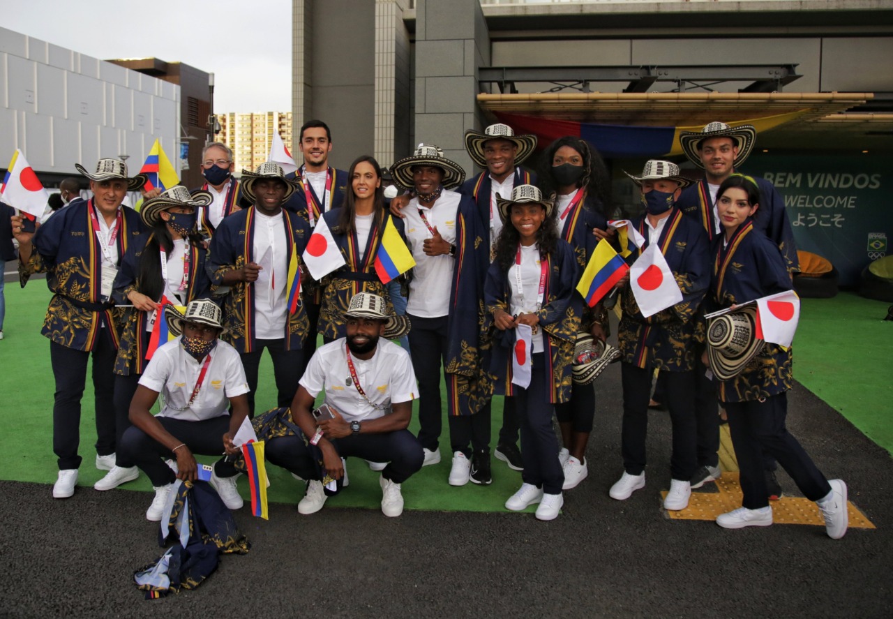 La delegación colombiana previo a su entrada al estadio Olímpico.
