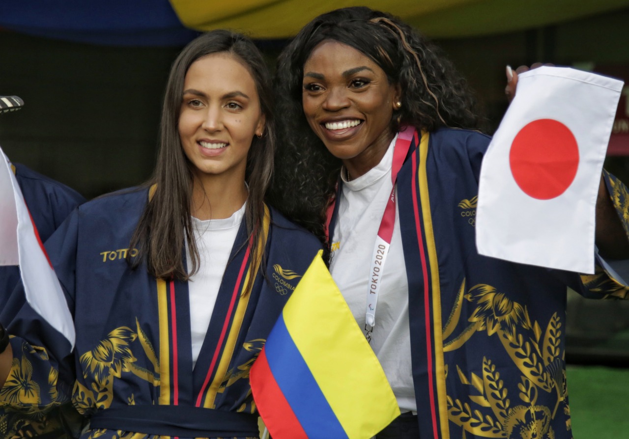 La nadadora Isabella Arcila y la triplista Caterine Ibargüen.