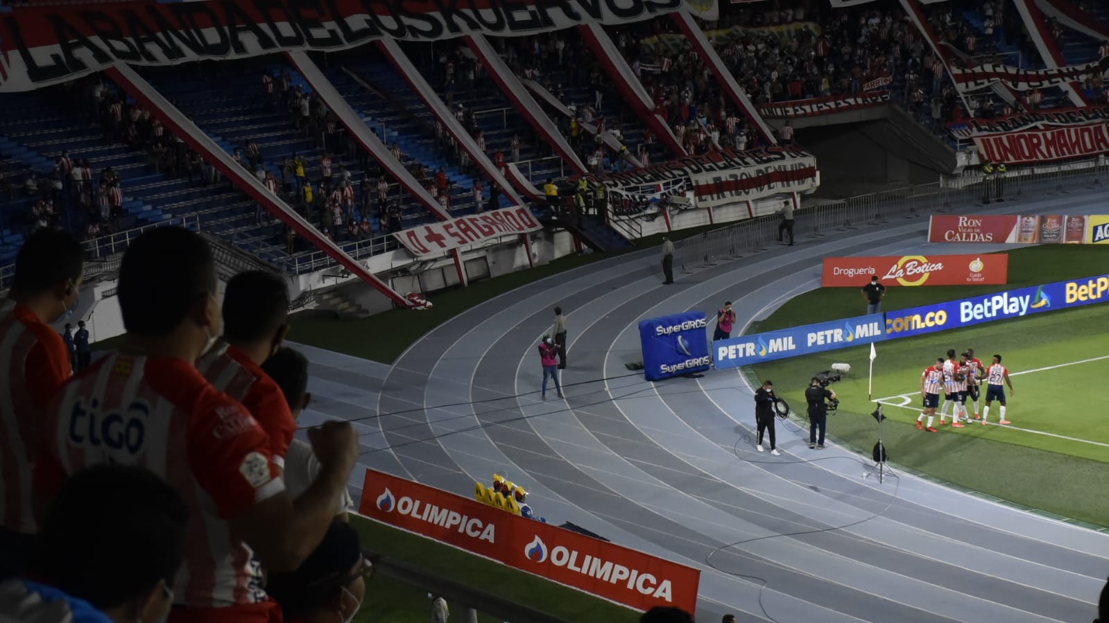 Festejo desde la tribuna.
