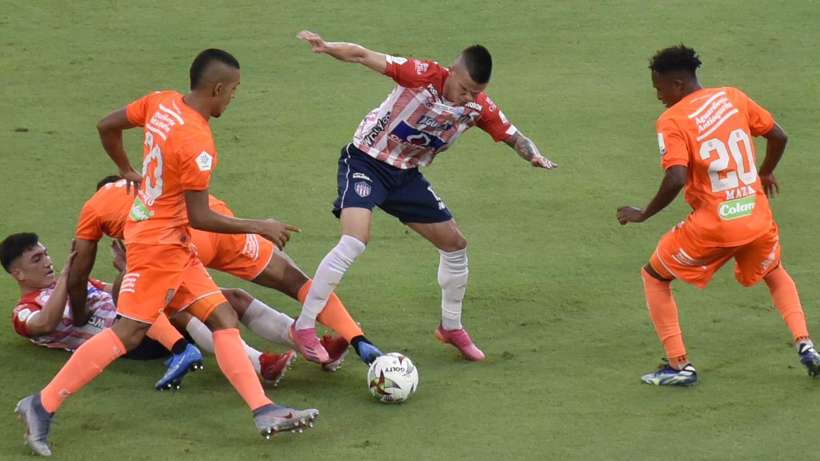 Walmer Pacheco despejando una jugada de peligro.