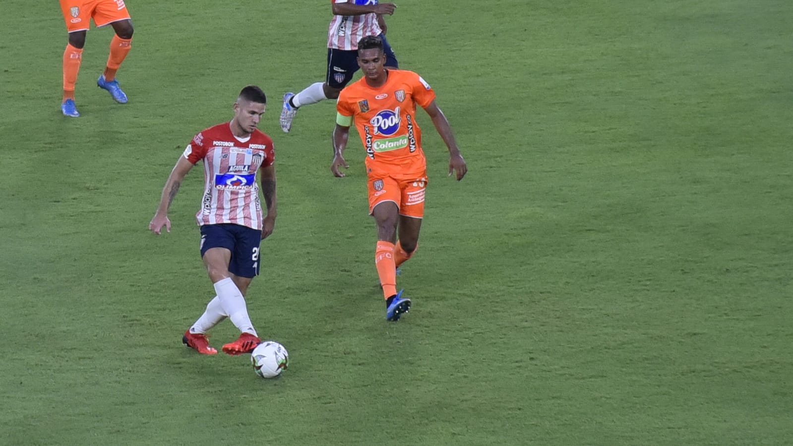 Juan David Rodríguez iniciando un ataque rojiblanco.
