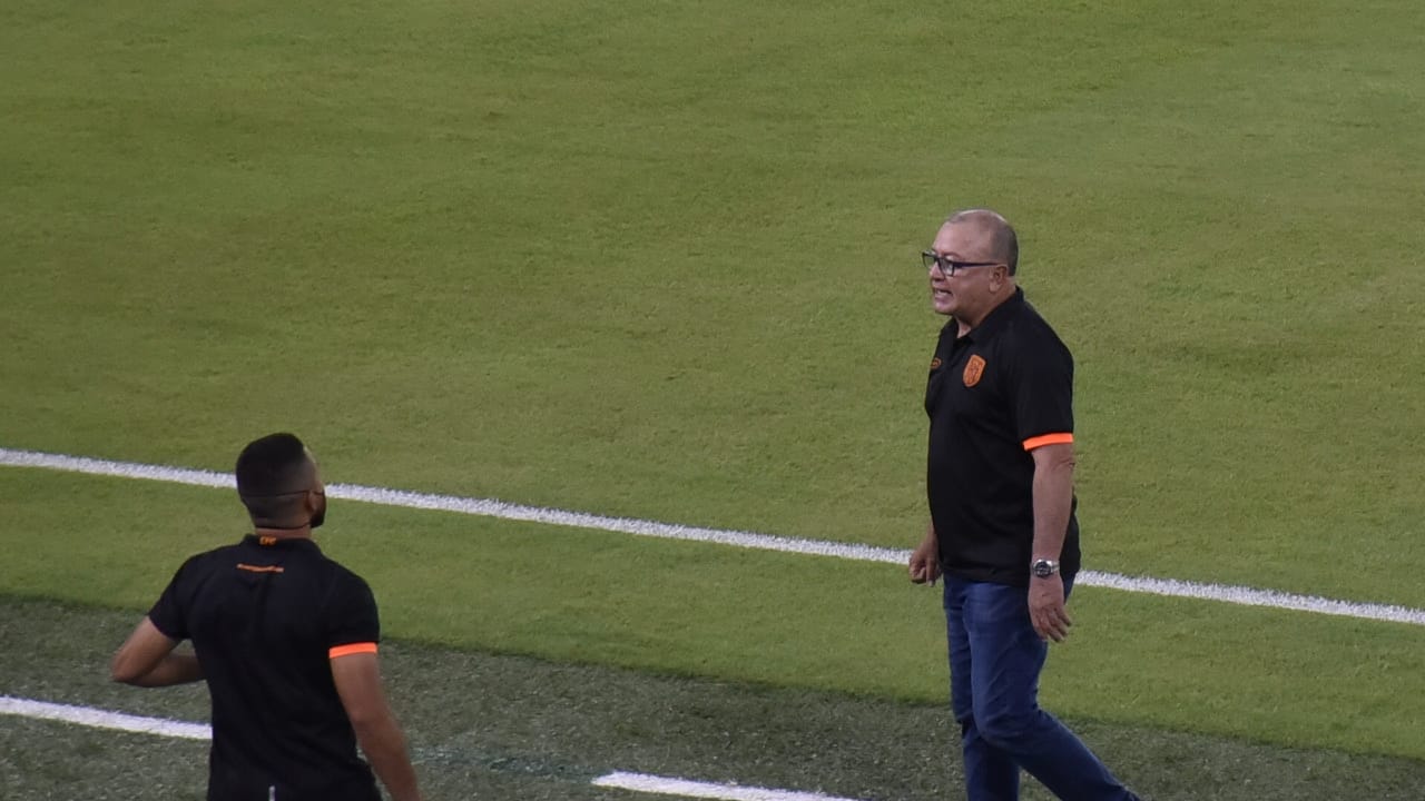 Los directores técnicos de Junior y Envigado.