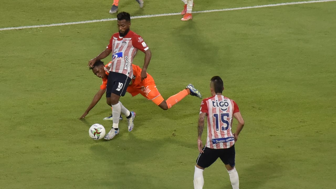 Luis 'Cariaco' González superando rivales.