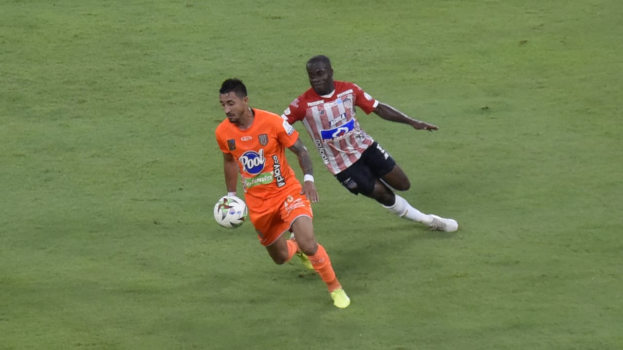 Los visitantes controlando a Carmelo Valencia.