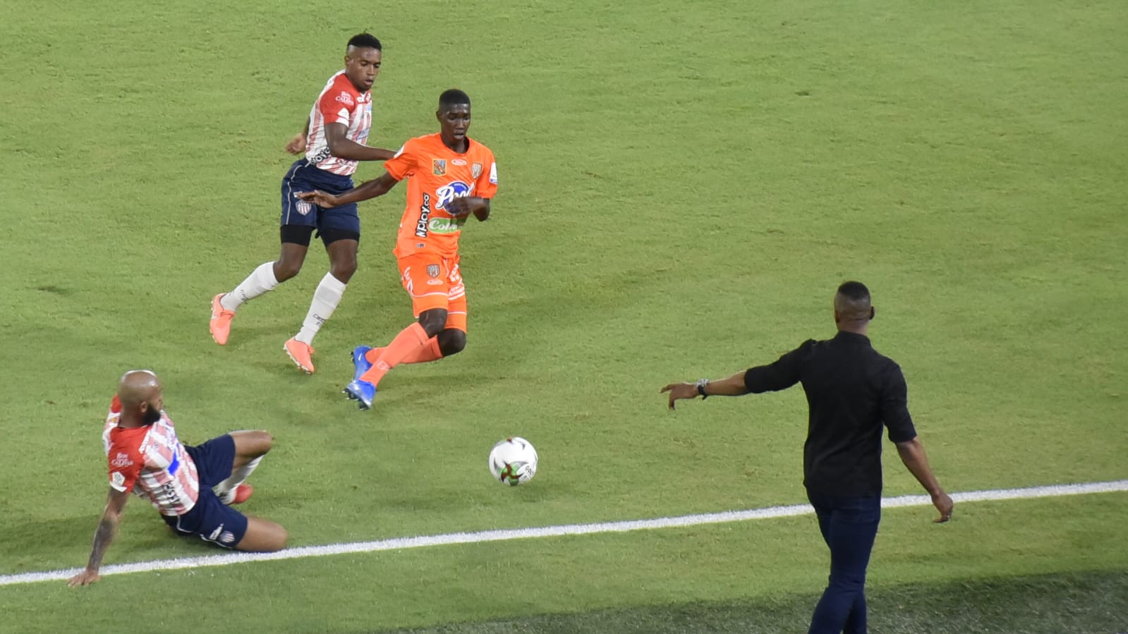 Freddy Hinestroza controlando una llegada de Envigado.