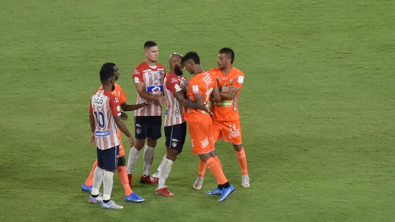 Roce entre jugadores durante el partido.