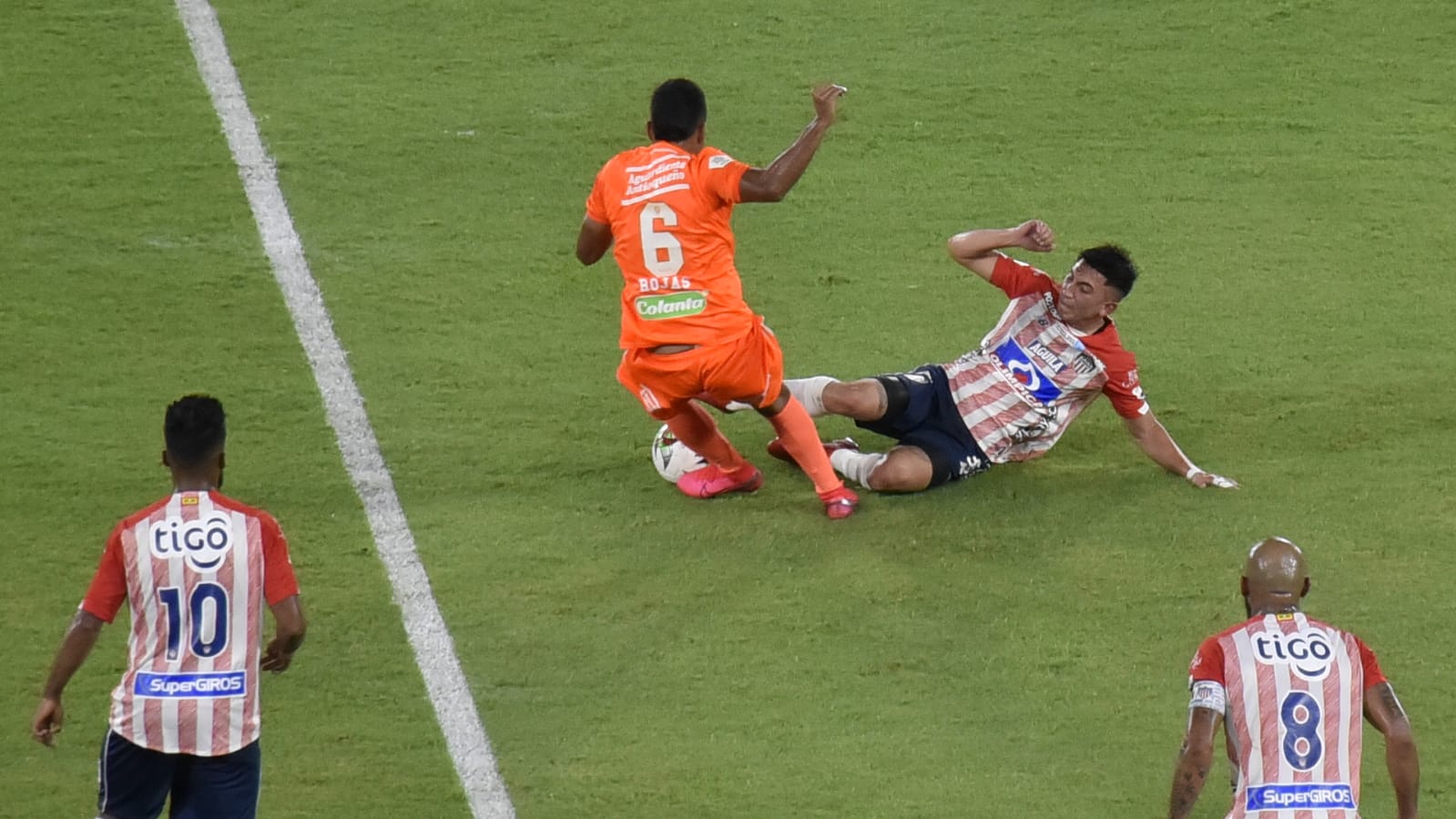 Fabián Ángel neutralizando el ataque de Iván Rojas.