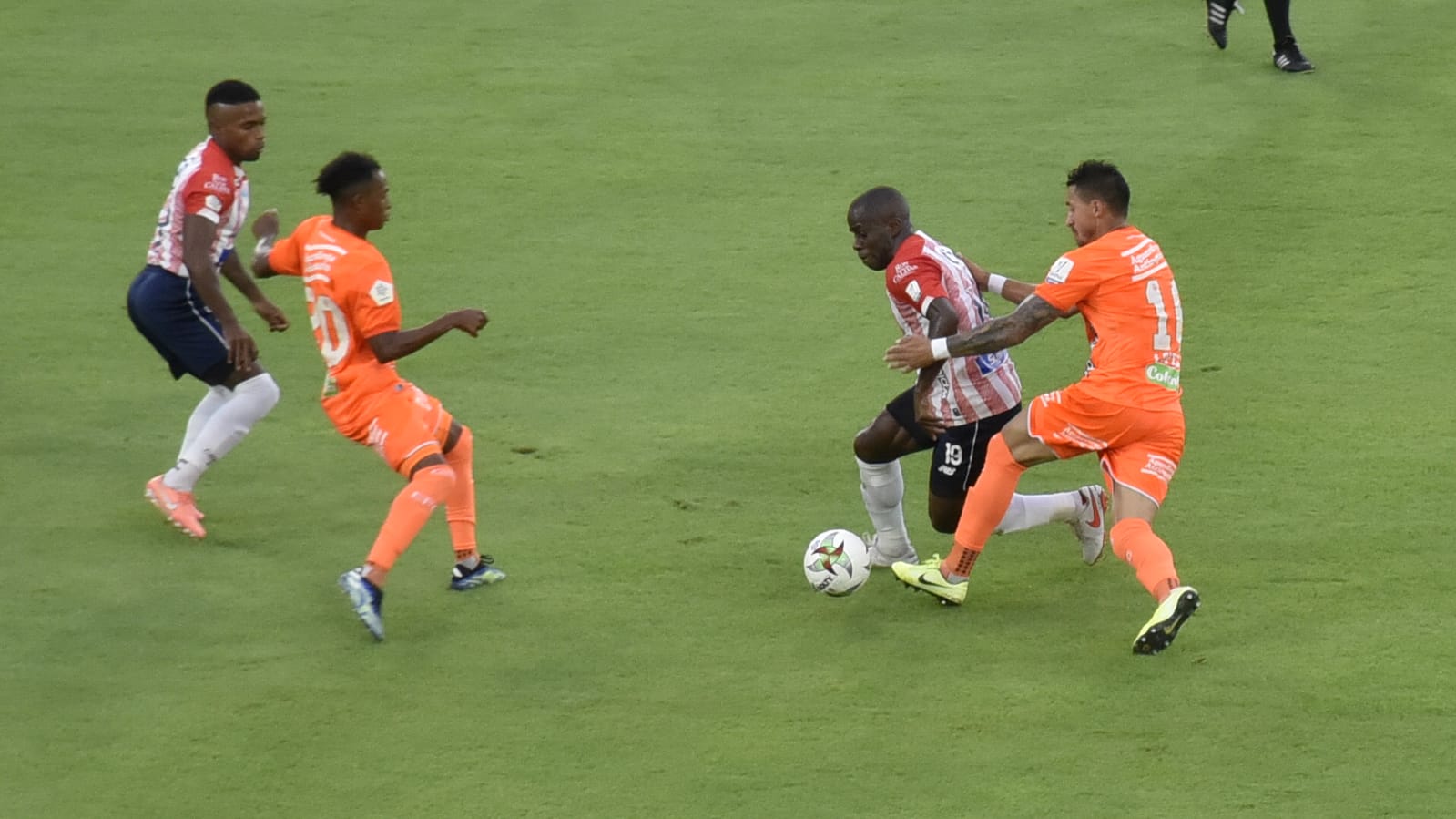 Carmelo Valencia en jugada ofensiva.