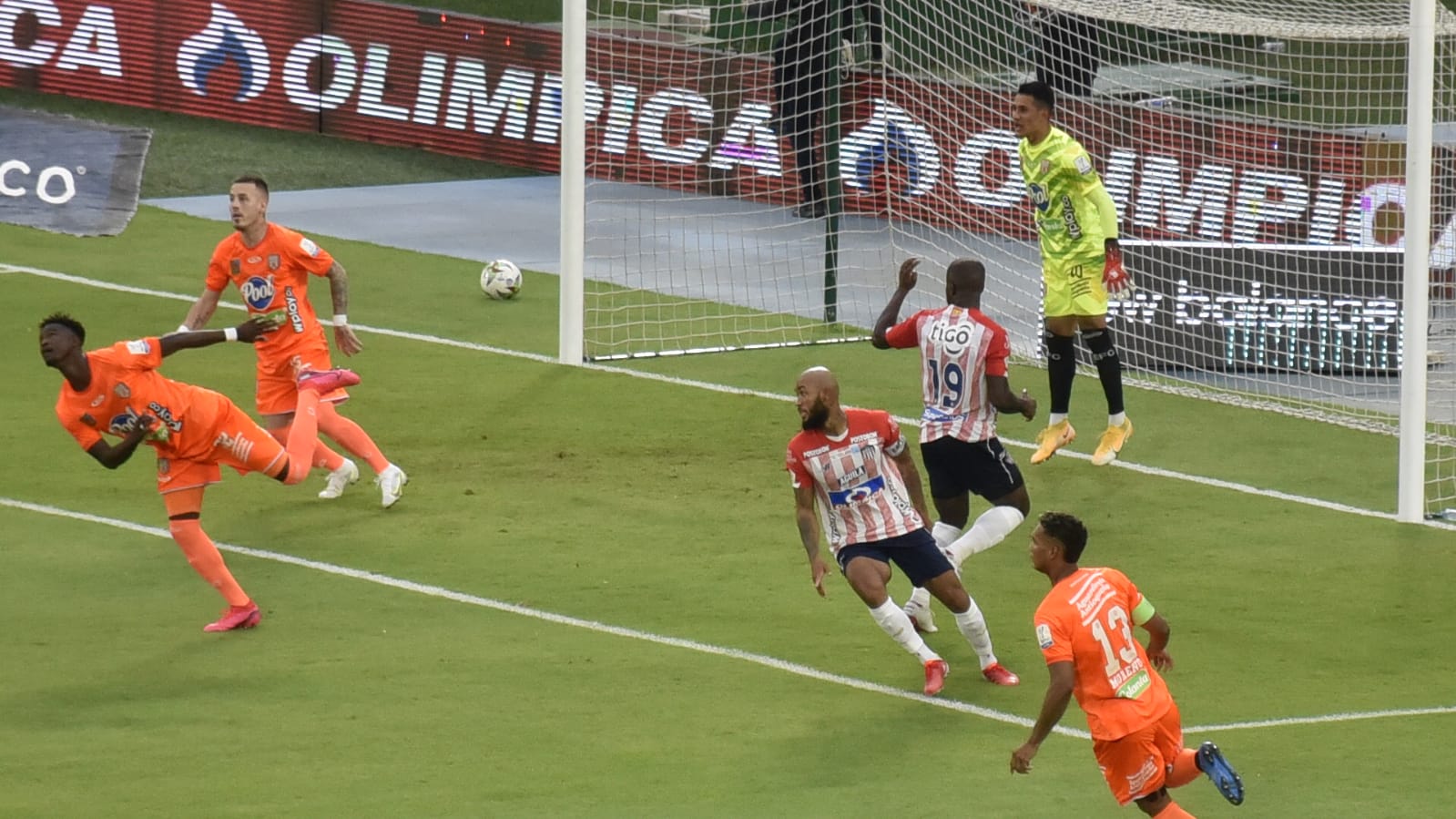 Freddy Hinestroza y Carmelo Valencia atacando el arco rival.