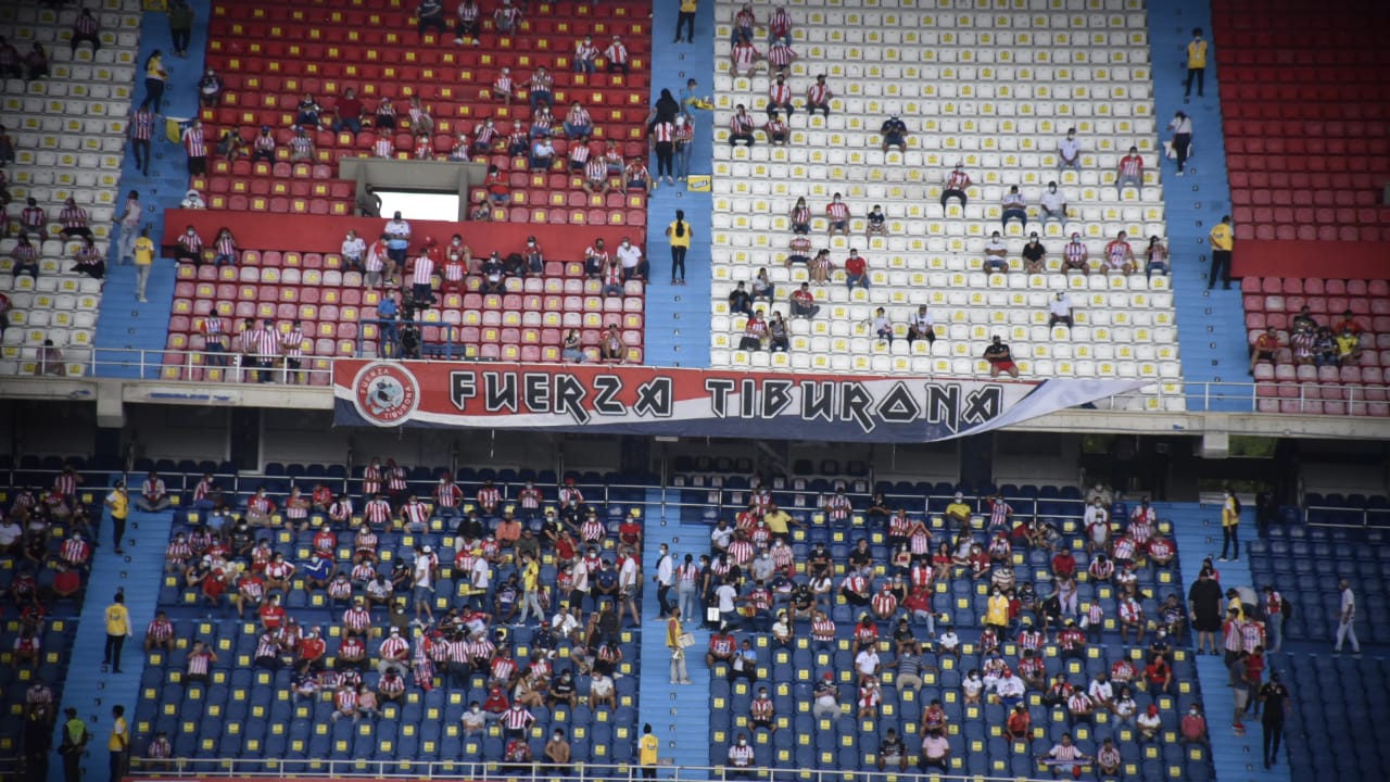 Aficionados guardando los protocolos de bioseguridad en las gradas.