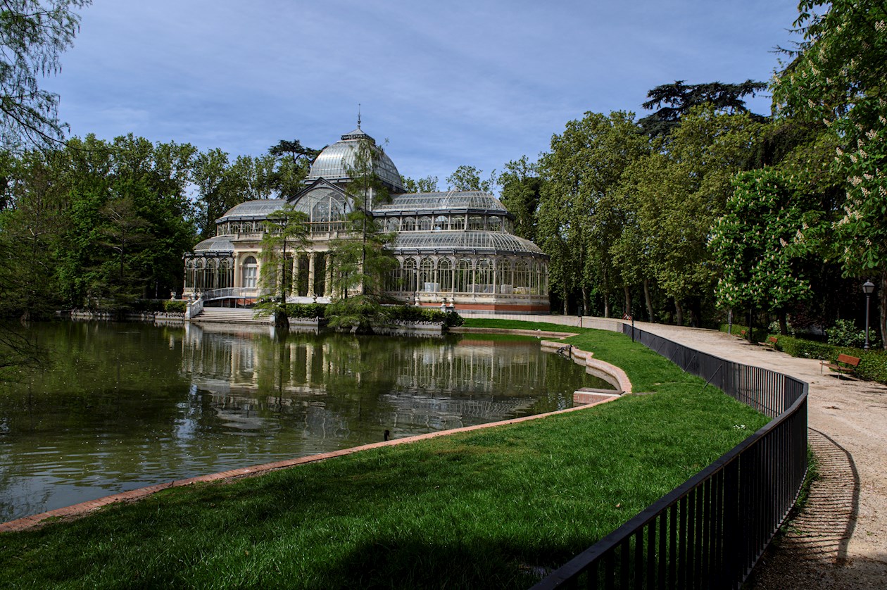 Vista del Palacio de Cristal en el parque del Retiro de Madrid. 