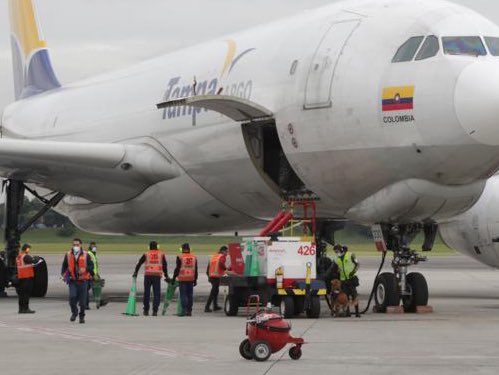 Las vacunas de Moderna, donadas por Estados Unidos, llegaron a Colombia.