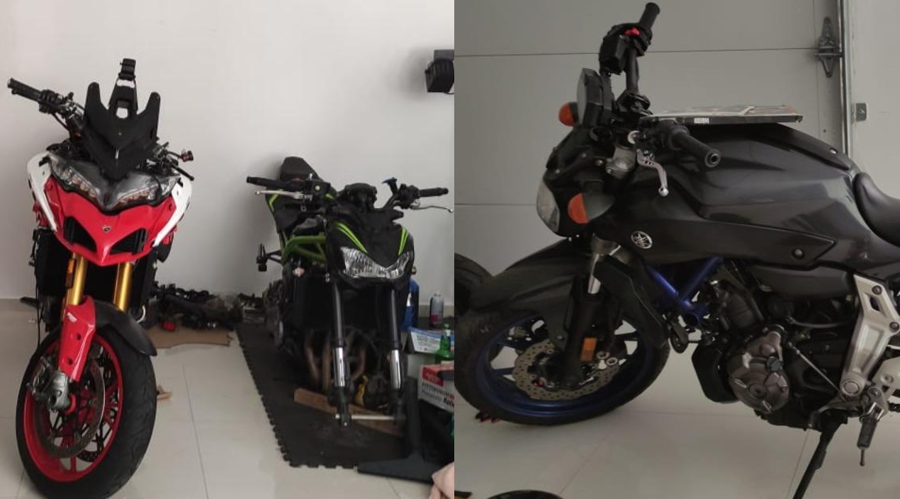 Motos de lujos halladas en la vivienda donde fue capturado alias 'Cesar'. 