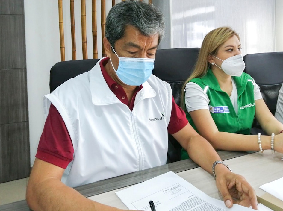 El Superintendente Delegado Germán Guerrero explicando la decisión.