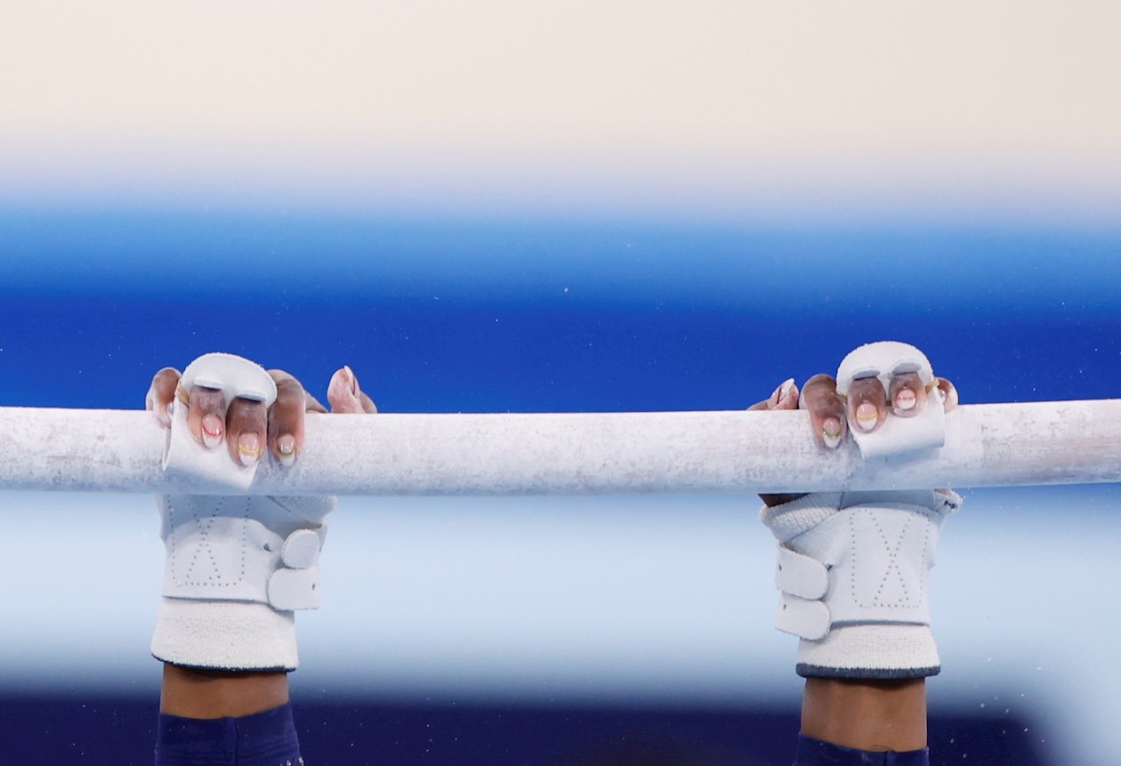 La estadounidense Simone Biles compite en la prueba femenina de barras asimétricas de Gimnasia Artística en Tokio 2021.