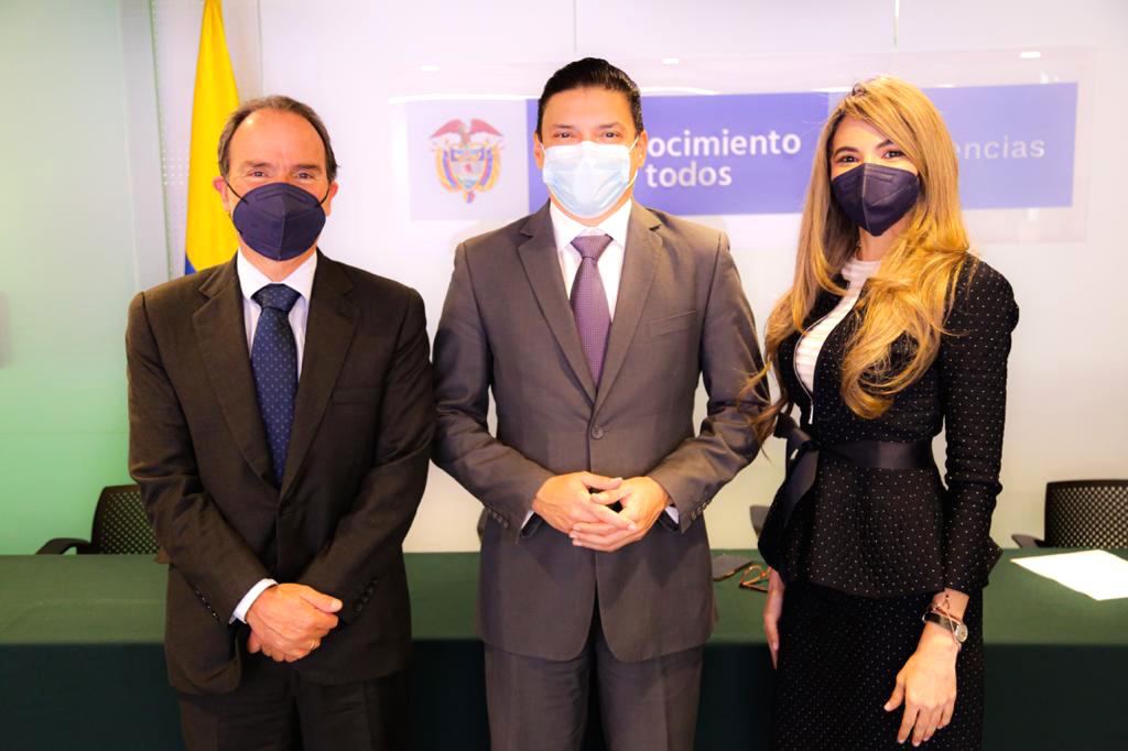 El Director de Colfuturo, Jerónimo Castro; el Ministro Eduardo Crissien y la Viceministra, Ana María Aljure.