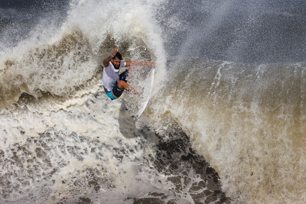 El brasileño Italo Ferreira compite en la final masculina de surf en los Juegos Olímpicos Tokio 2021, este martes en la playa de Tsurigasaki (Japón). 