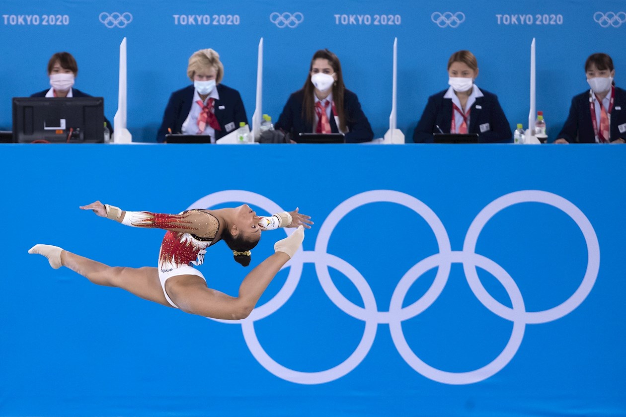 La belga Jutta Verkest compite en la final femenina de Gimnasia Artística de los Juegos Olímpicos de Tokio 2021, este jueves en Japón. 