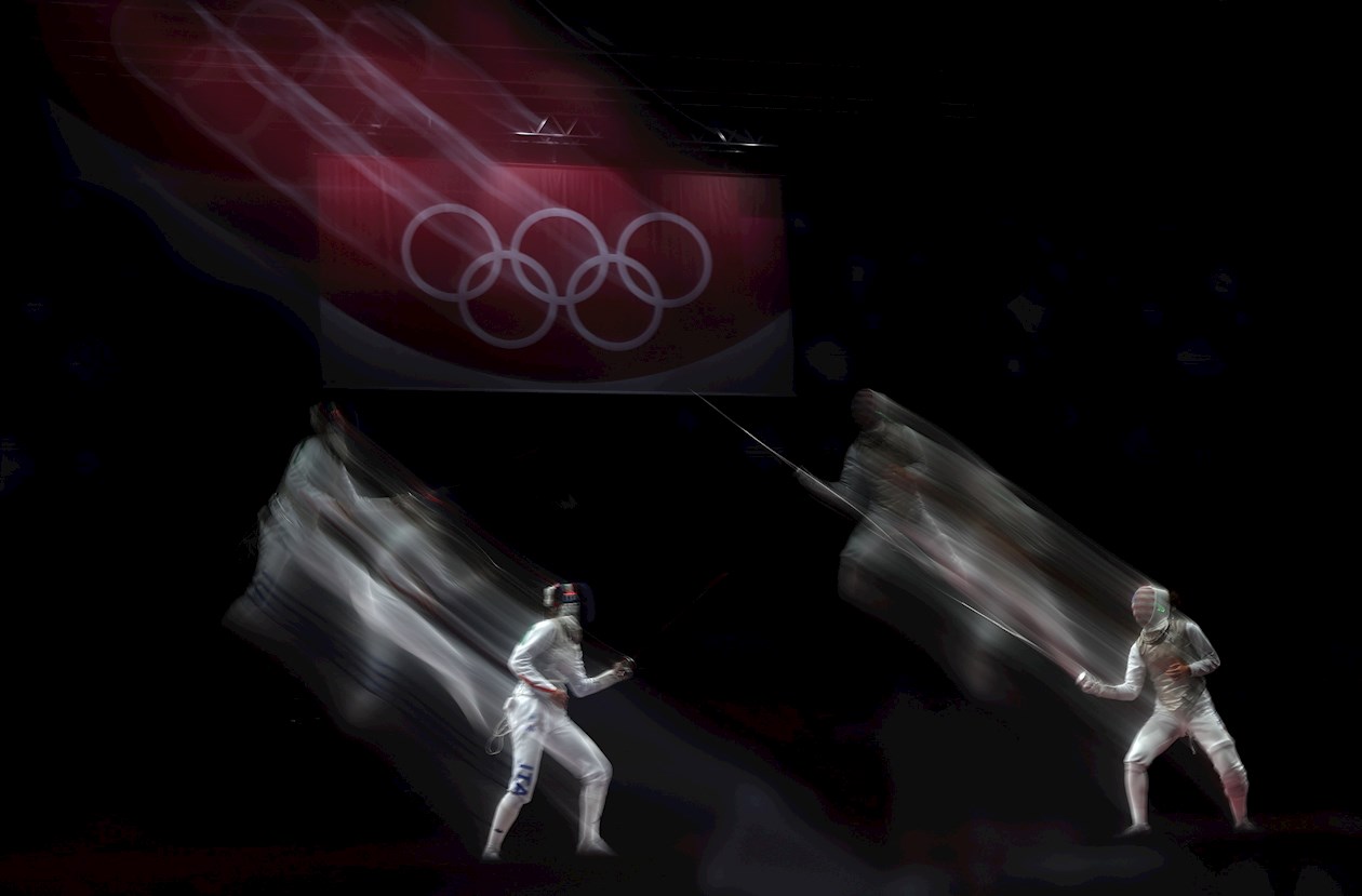 La estadounidense Nicole Kiefer (d) compite contra la italiana Alice Volpi (i) durante el combate por el bronce de la categoría femenina de florete por equipos, este jueves durante los Juegos Olímpicos de Tokio 2021 en Chiba (Japón). 