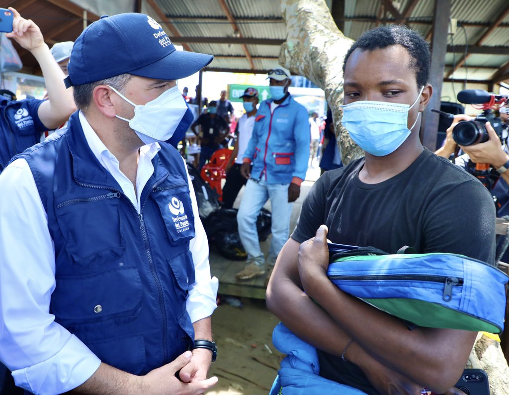 Defensor del Pueblo, Carlos Camargo, dialoga con inmigrantes.