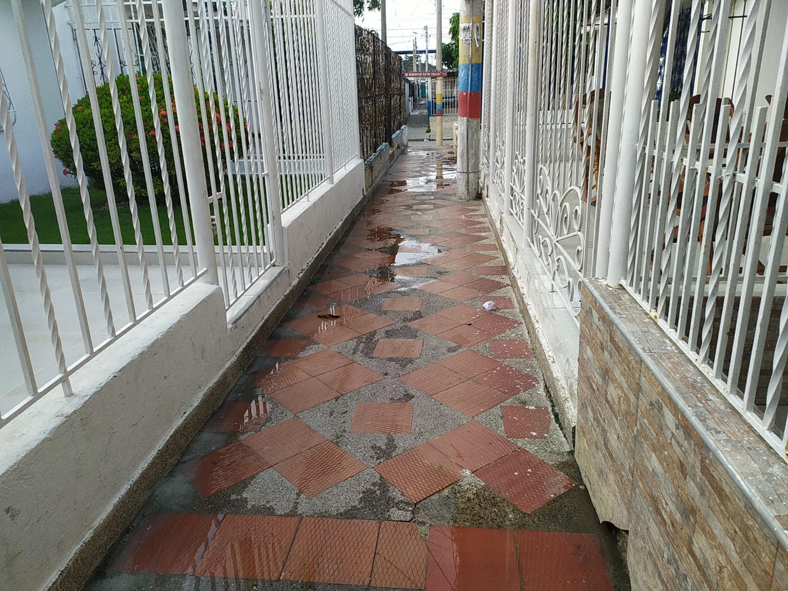 Fuga de alcantarillado en Costa Hermosa