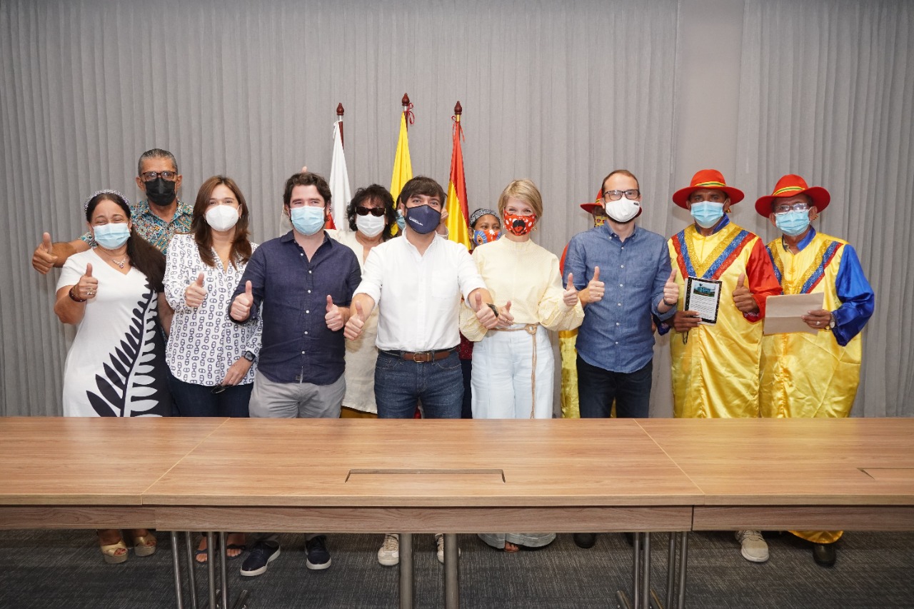 Asistentes a la presentación de la nueva directora de Carnaval, Sandra Gómez.