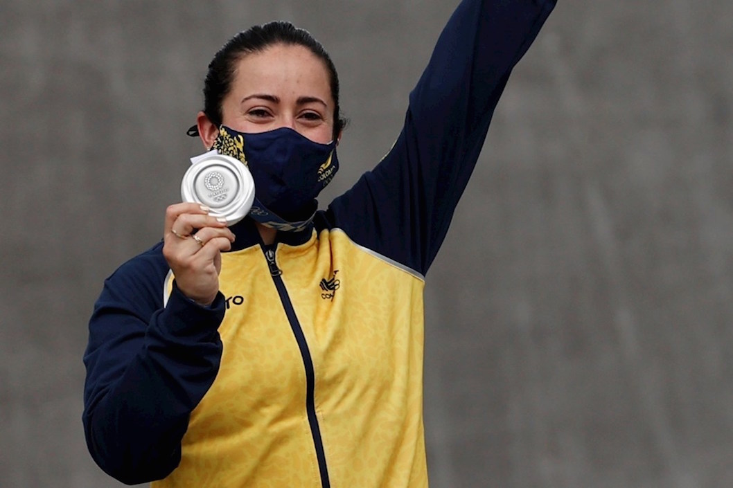 Mariana Pajón con su tercera medalla olímpica.