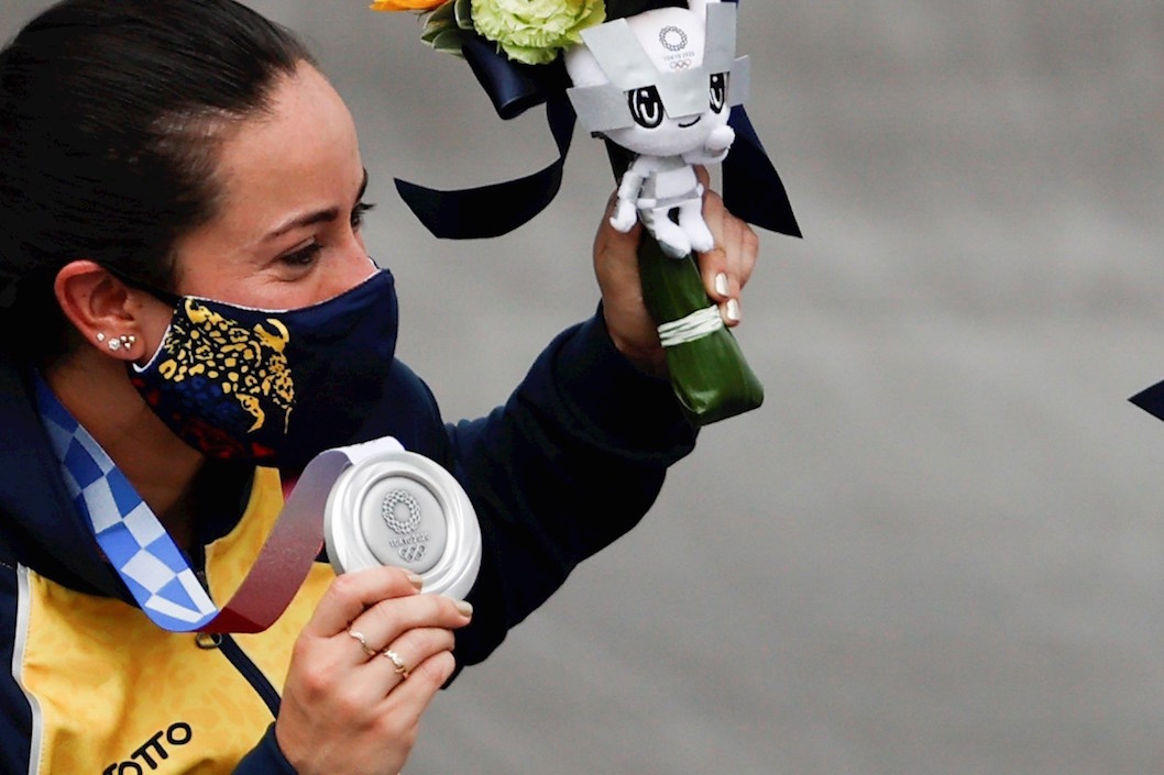 Mariana Pajón exhibiendo la presea de plata.