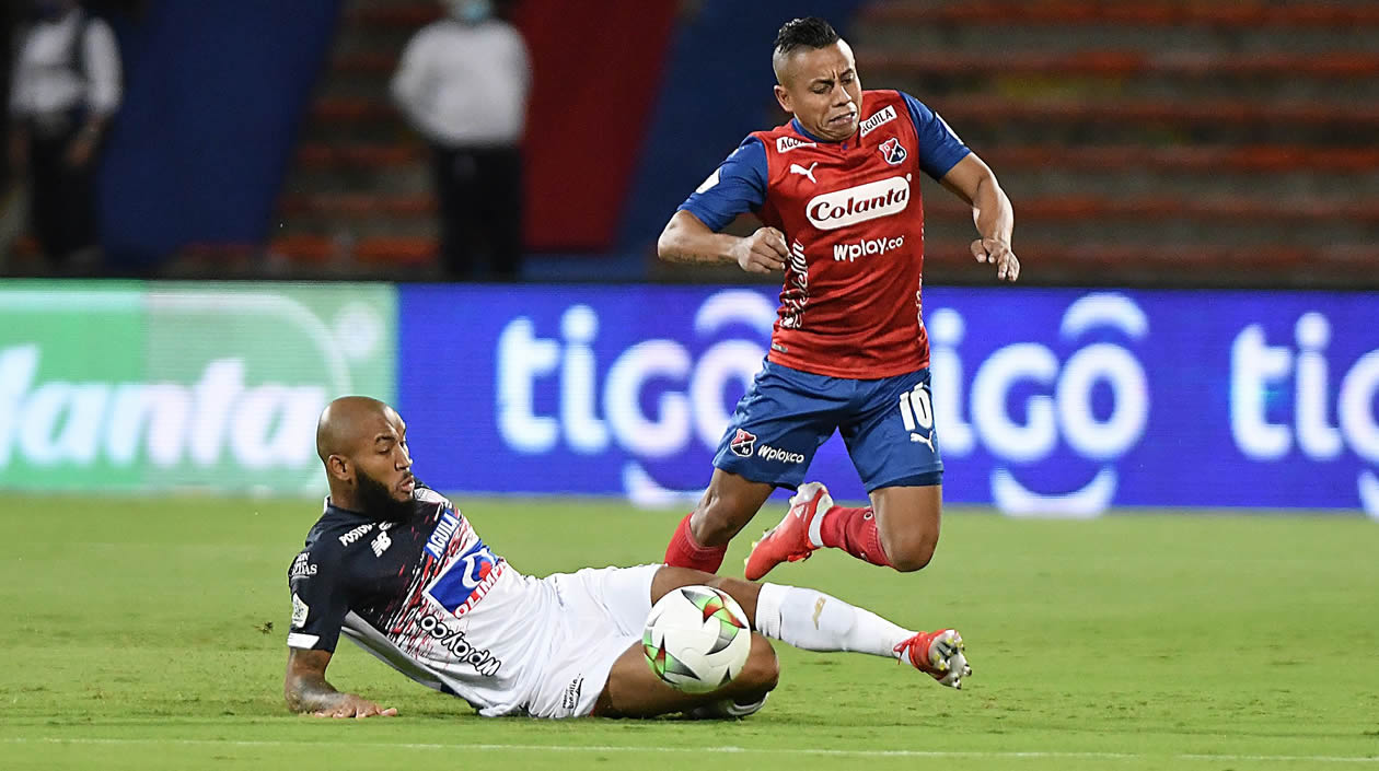 Freddy Hinestroza controlando una llegada de Vladimir Hernández.