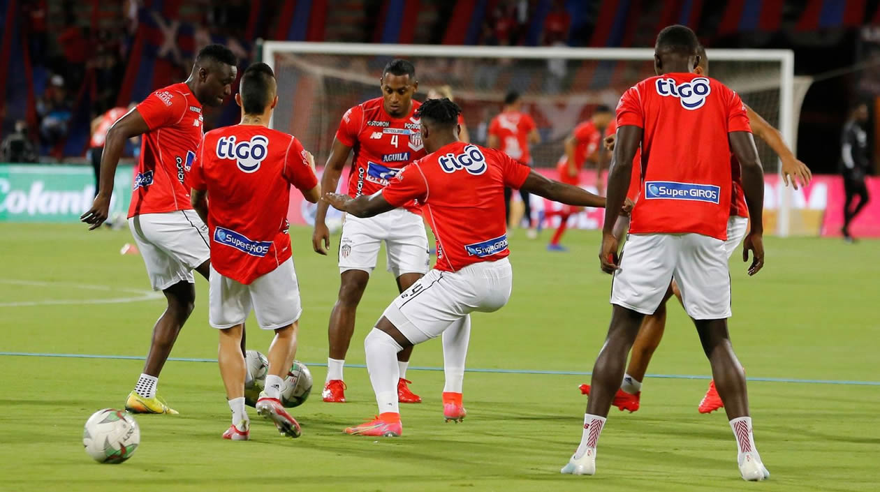 Jugadores del DIM en el calentamiento previo al partido.