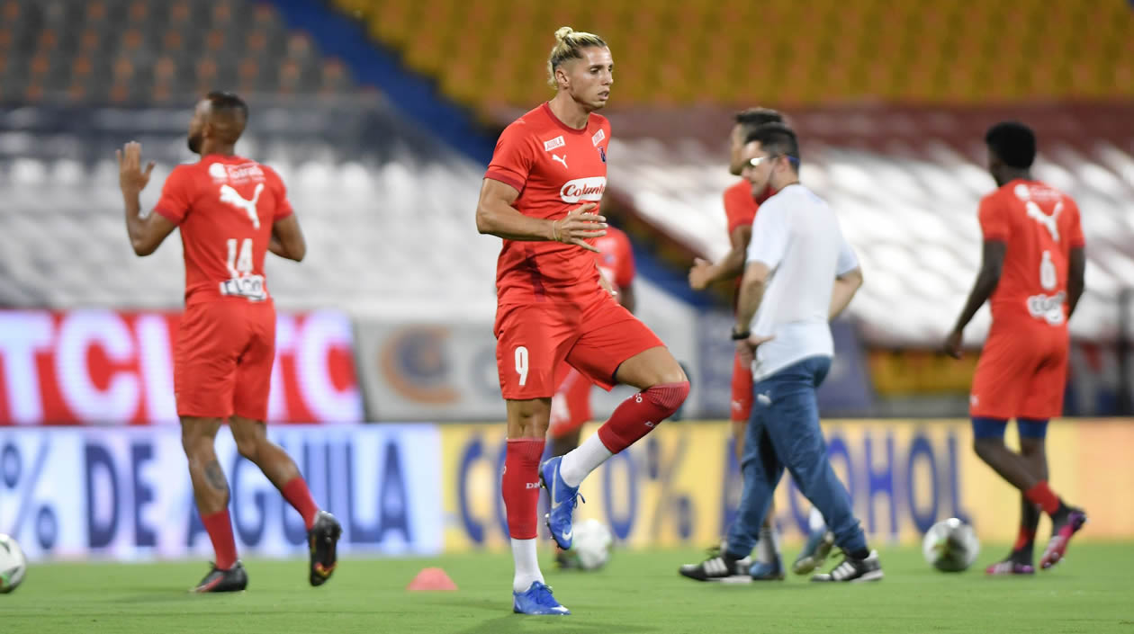 Jugadores del DIM en el calentamiento previo al partido.