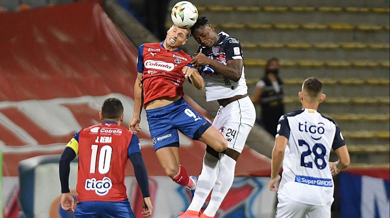 Dany Rosero controlando jugada aérea de Agustin Vuletich.