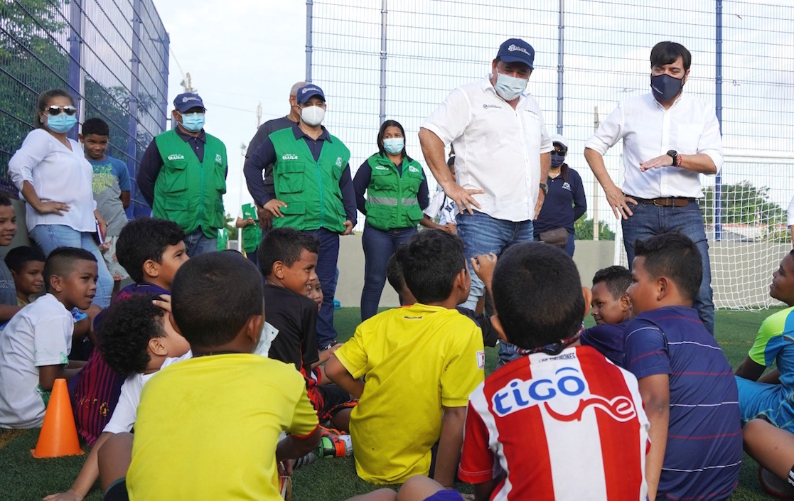 El Alcalde Jaime Pumarejo y el Gerente de la ADI, Alberto Salah, dialogando con los niños.