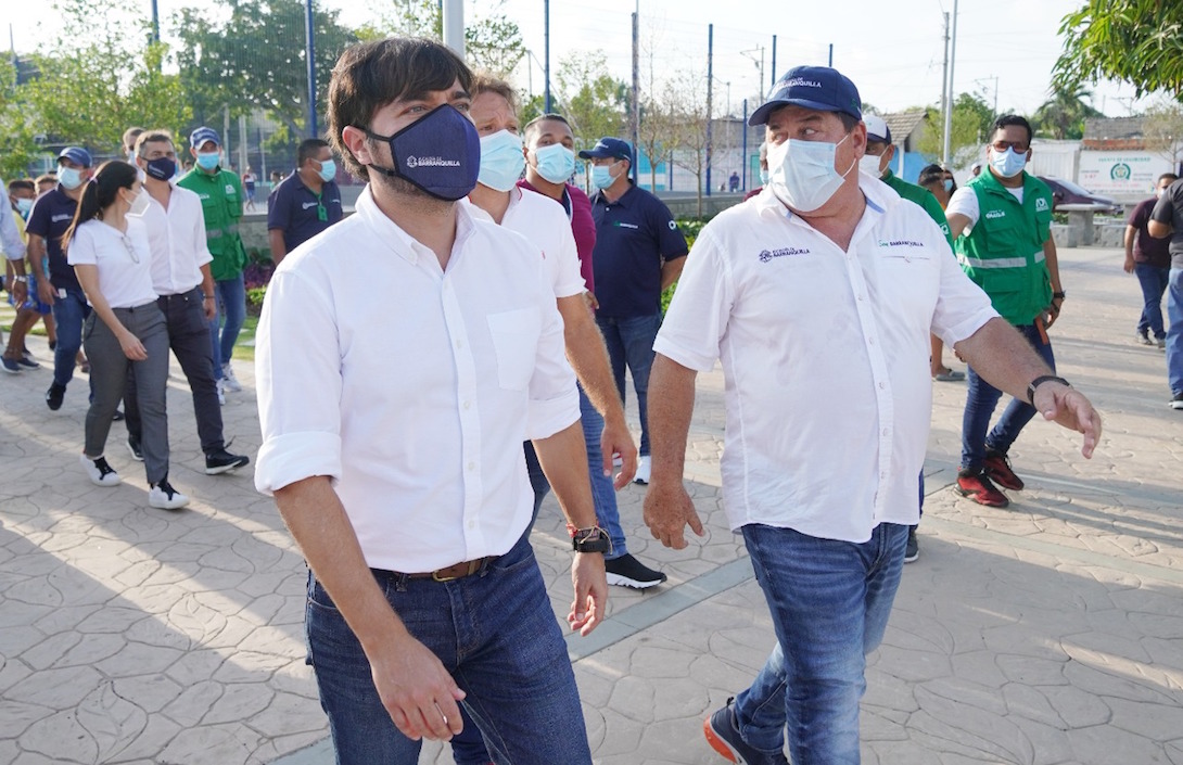 El Alcalde Jaime Pumarejo y el Gerente de la ADI, Alberto Salah, recorriendo el parque.