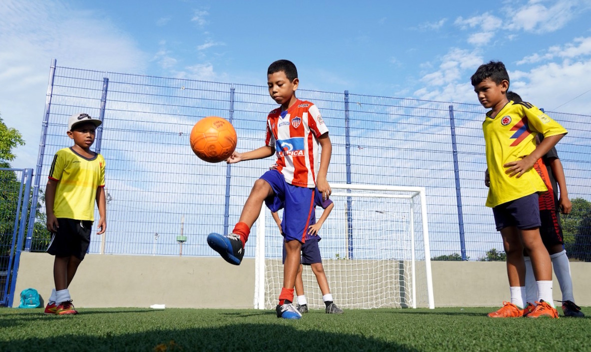 Niños practicando fútbol en el nuevo parque.