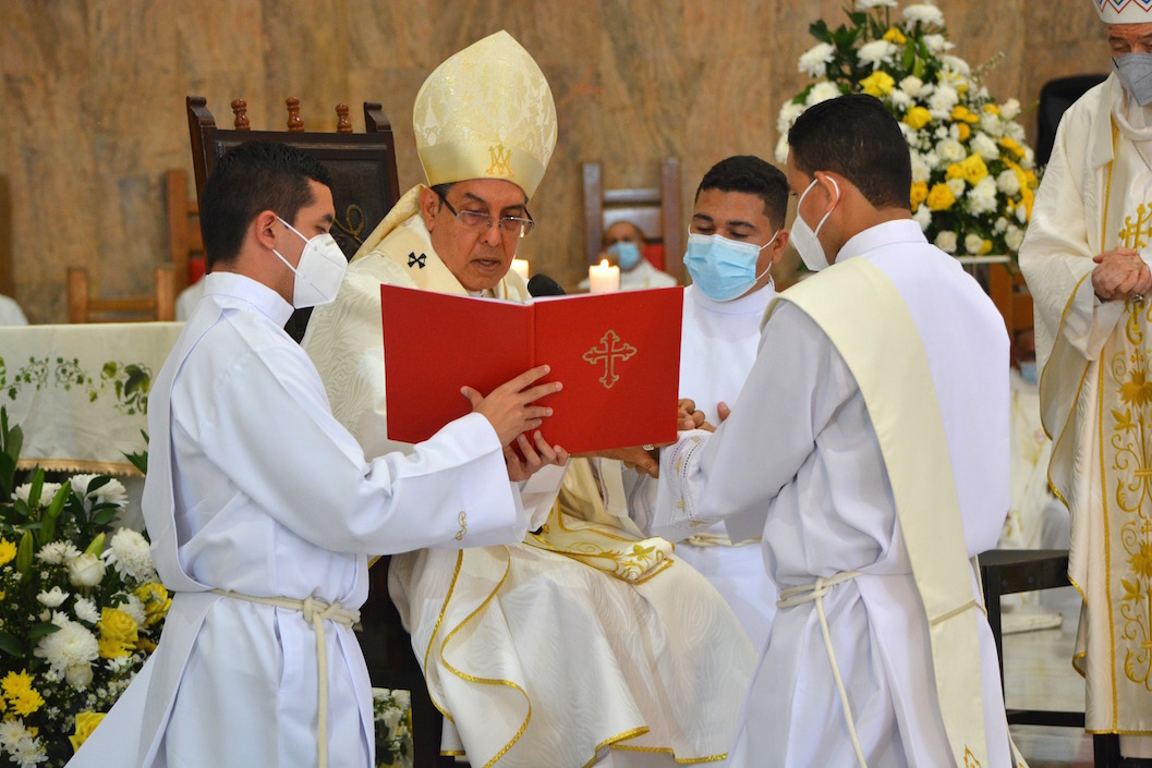 Monseñor Pablo Salas presidiendo la ceremonia.