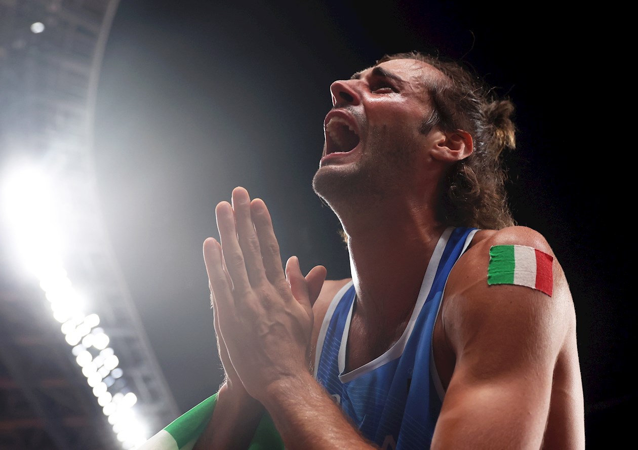 El italiano Gianmarco Tamberi celebra la medalla de oro tras la final masculina de salto de altura de los Juegos Olímpicos de Tokio 2021.