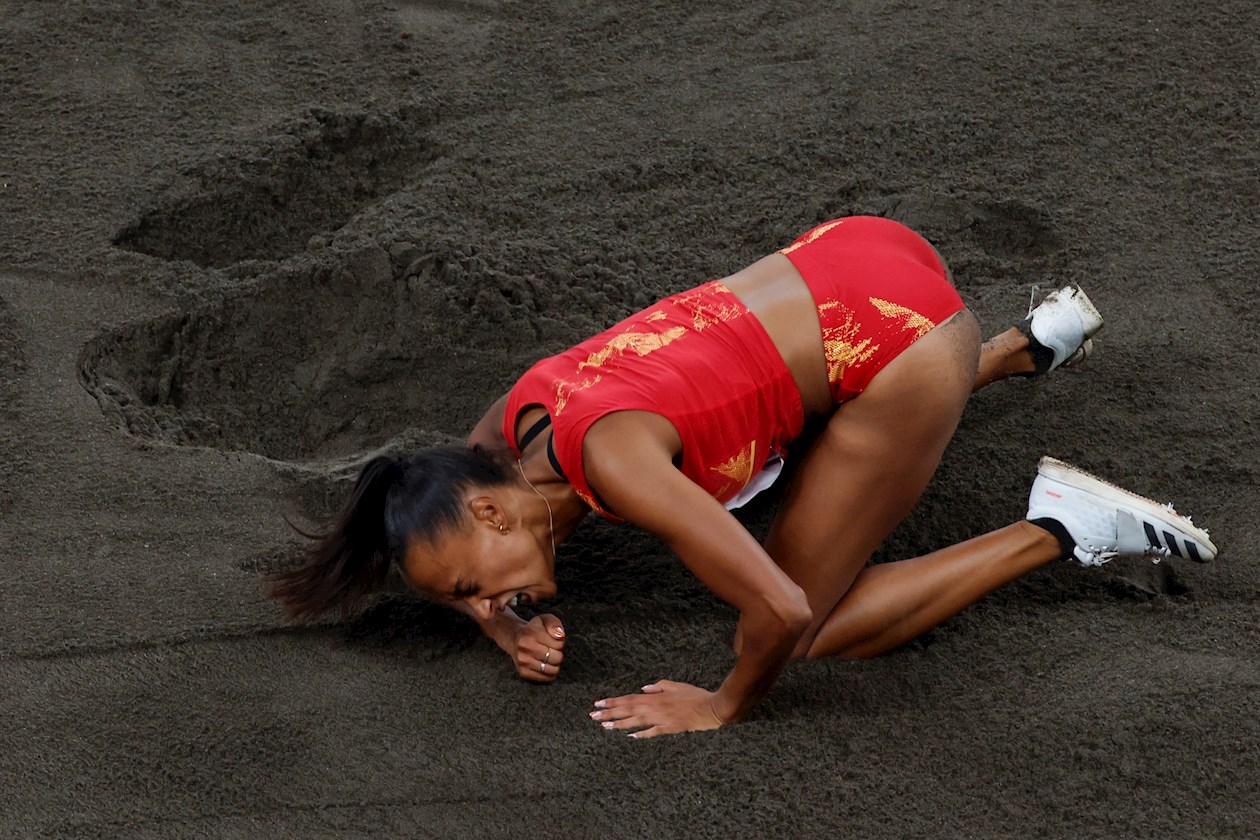 a española Ana Peleteiro celebra tras conseguir la medalla de bronce en la final femenina de triple salto durante los Juegos Olímpicos 2021.