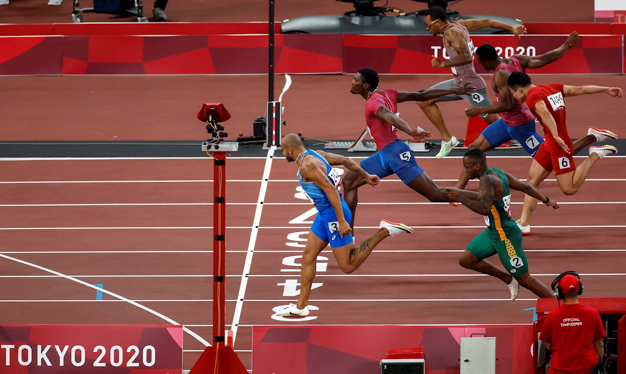 El italiano Lamont Marcell Jacobs (izquierda) consigue la medalla de oro en la final de 100 metros lisos masculino de atletismo durante los Juegos Olímpicos 2021.