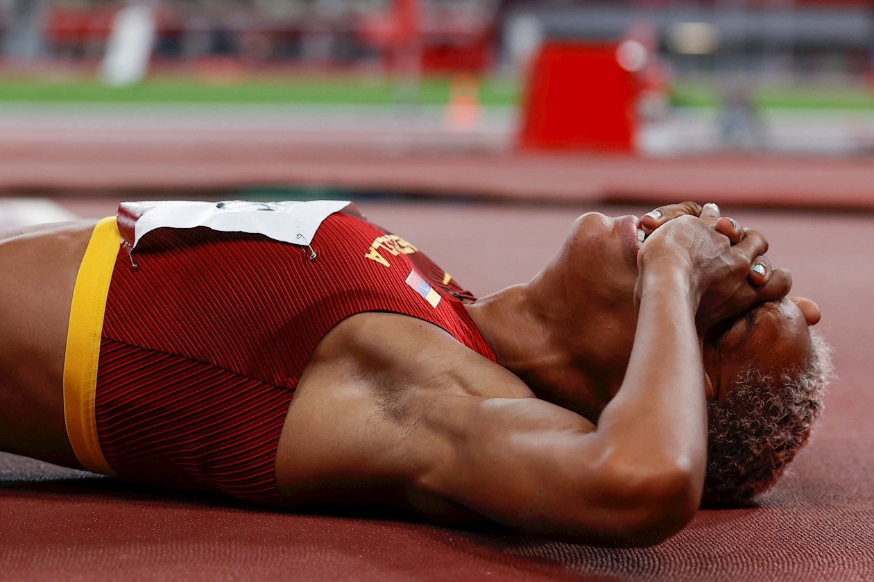 La venezolana Yulimar Rojas celebra tras batir el récord del mundo en la final femenina de triple salto durante los Juegos Olímpicos 2021.