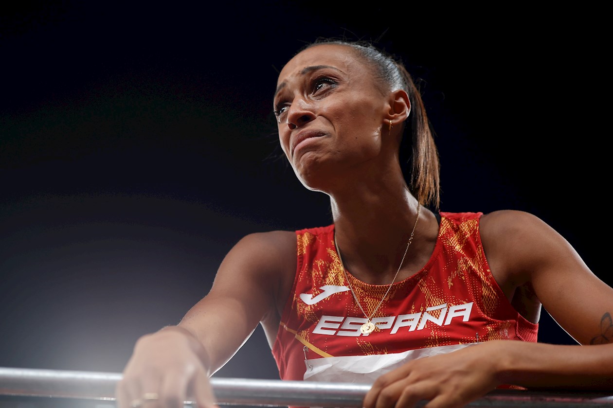 La española Ana Peleteiro celebra tras conseguir la medalla de bronce en la final femenina de triple salto durante los Juegos Olímpicos 2021.