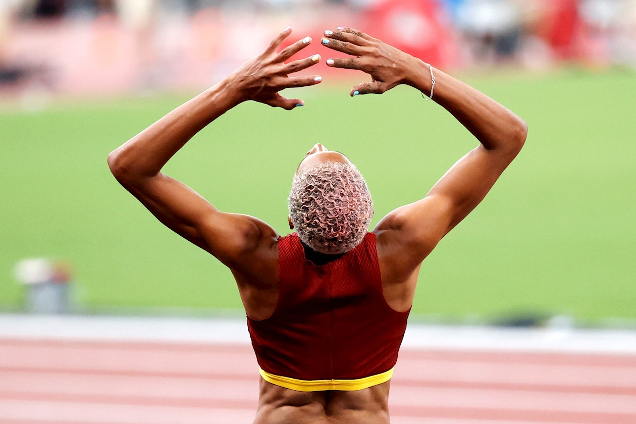 La venezolana Yulimar rojas celebra celebra tras batir el récord del mundo y conseguir la medalla de oro en la final femenina de triple salto durante los Juegos Olímpicos 2021.