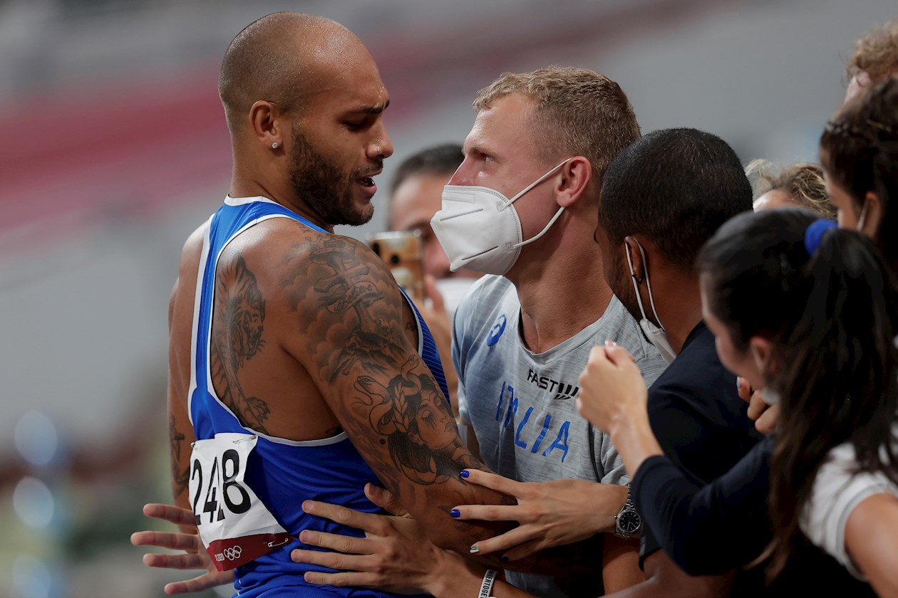 El italiano Lamont Marcell Jacobs (izquierda) celebra tras ganar la medalla de oro en la final de 100 metros lisos masculino de atletismo durante los Juegos Olímpicos 2021.
