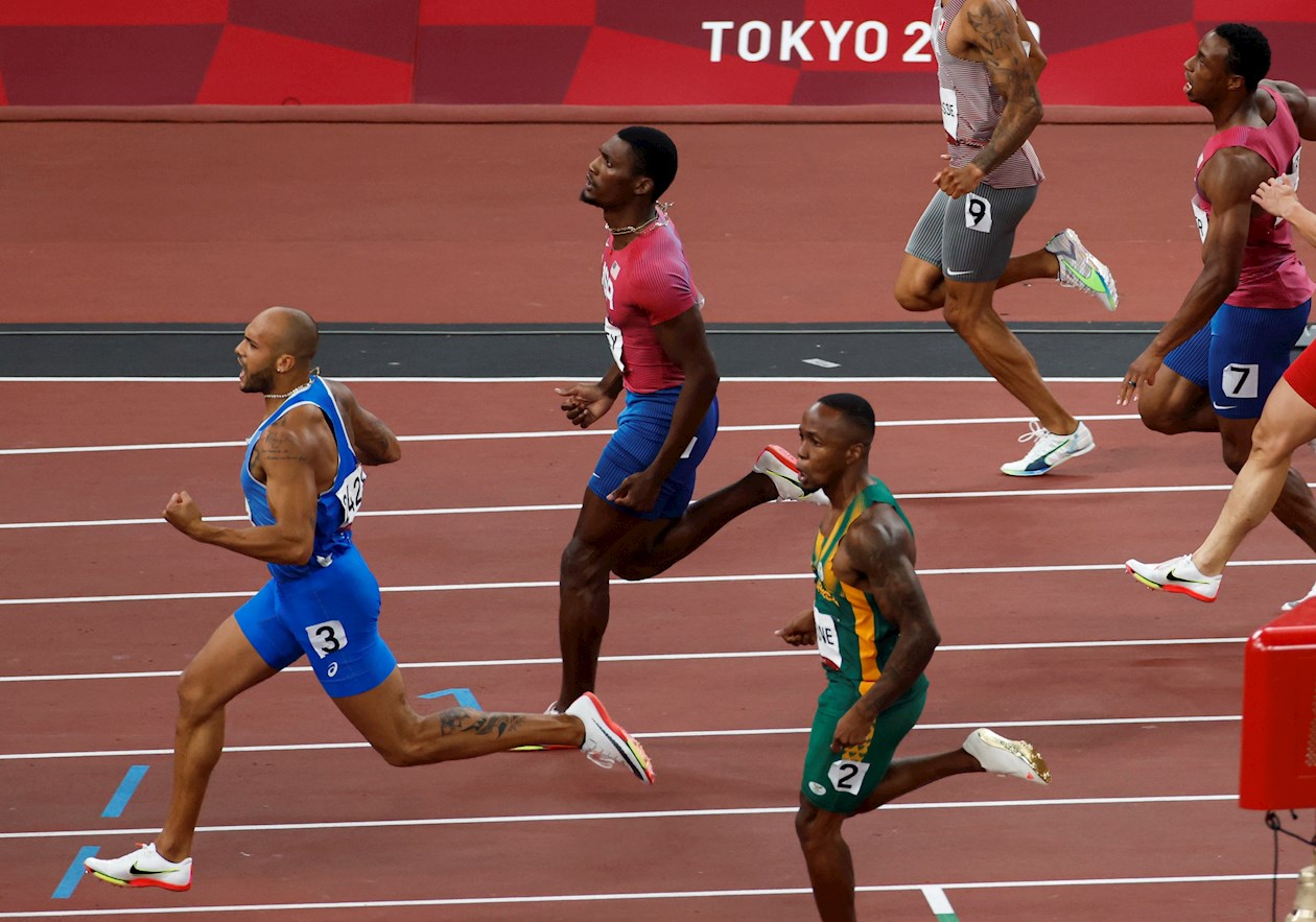 El italiano Lamont Marcell Jacobs (izquierda) consigue la medalla de oro en la final de 100 metros lisos masculino de atletismo durante los Juegos Olímpicos 2021.